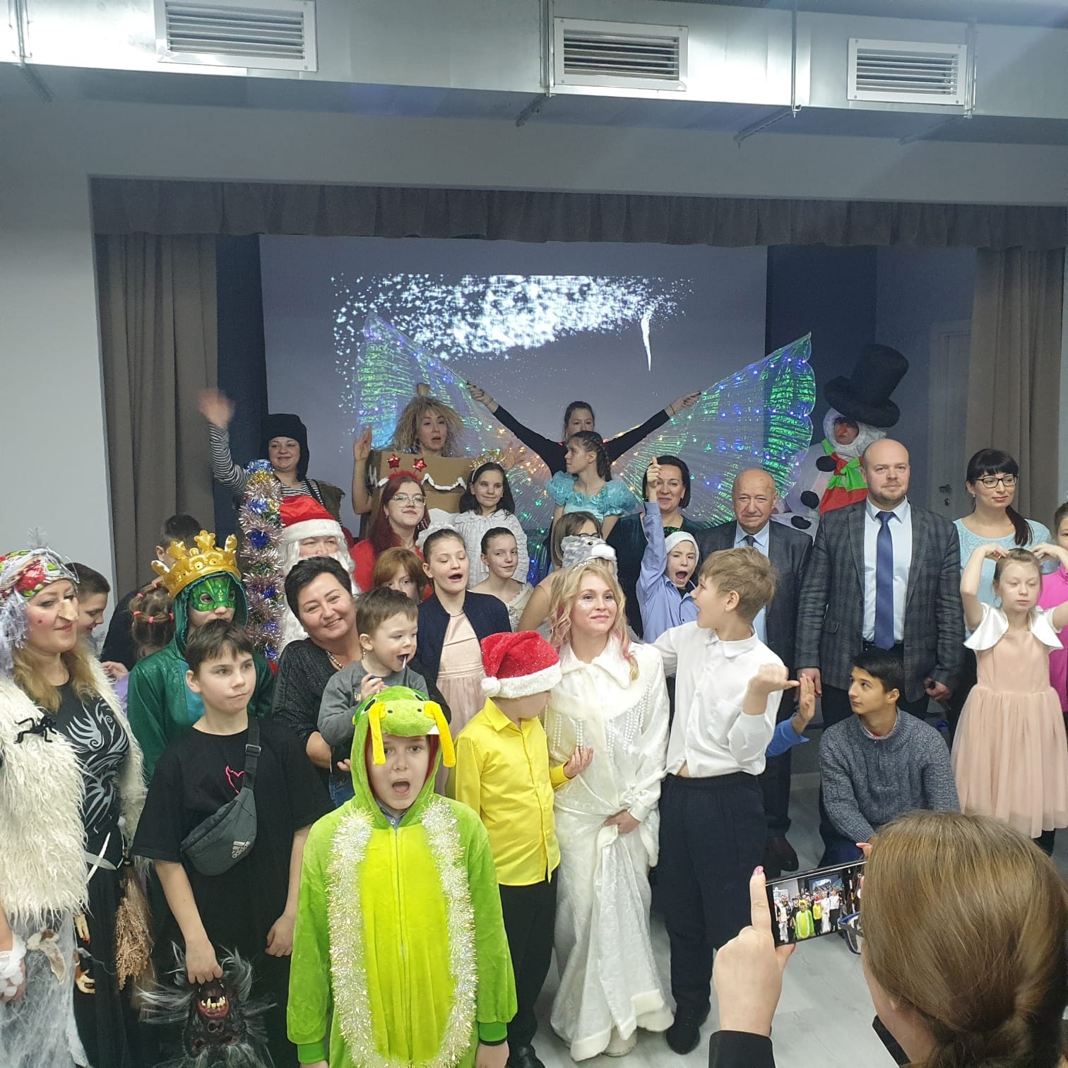 По змеиному велению.
