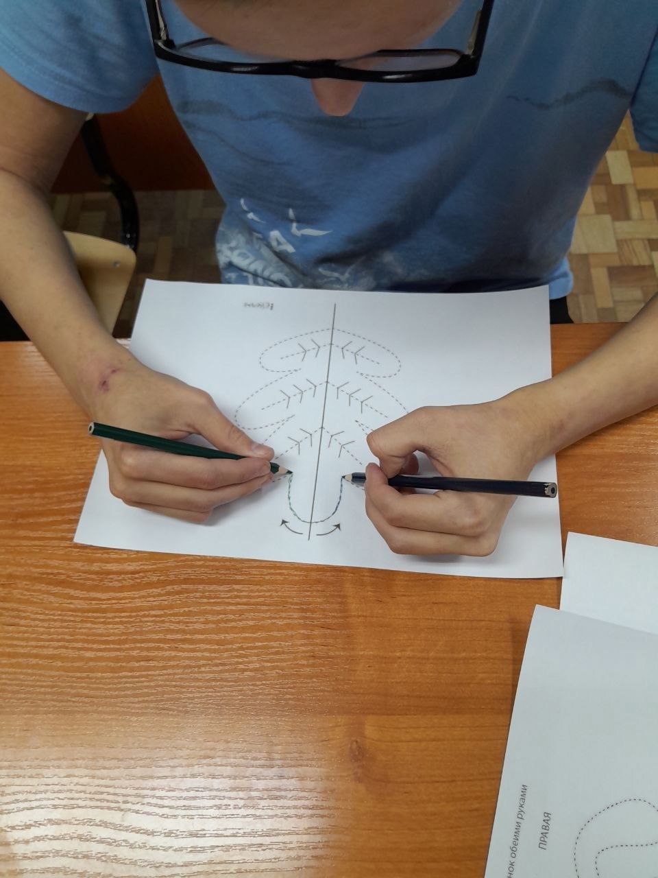 Рисование двумя руками.