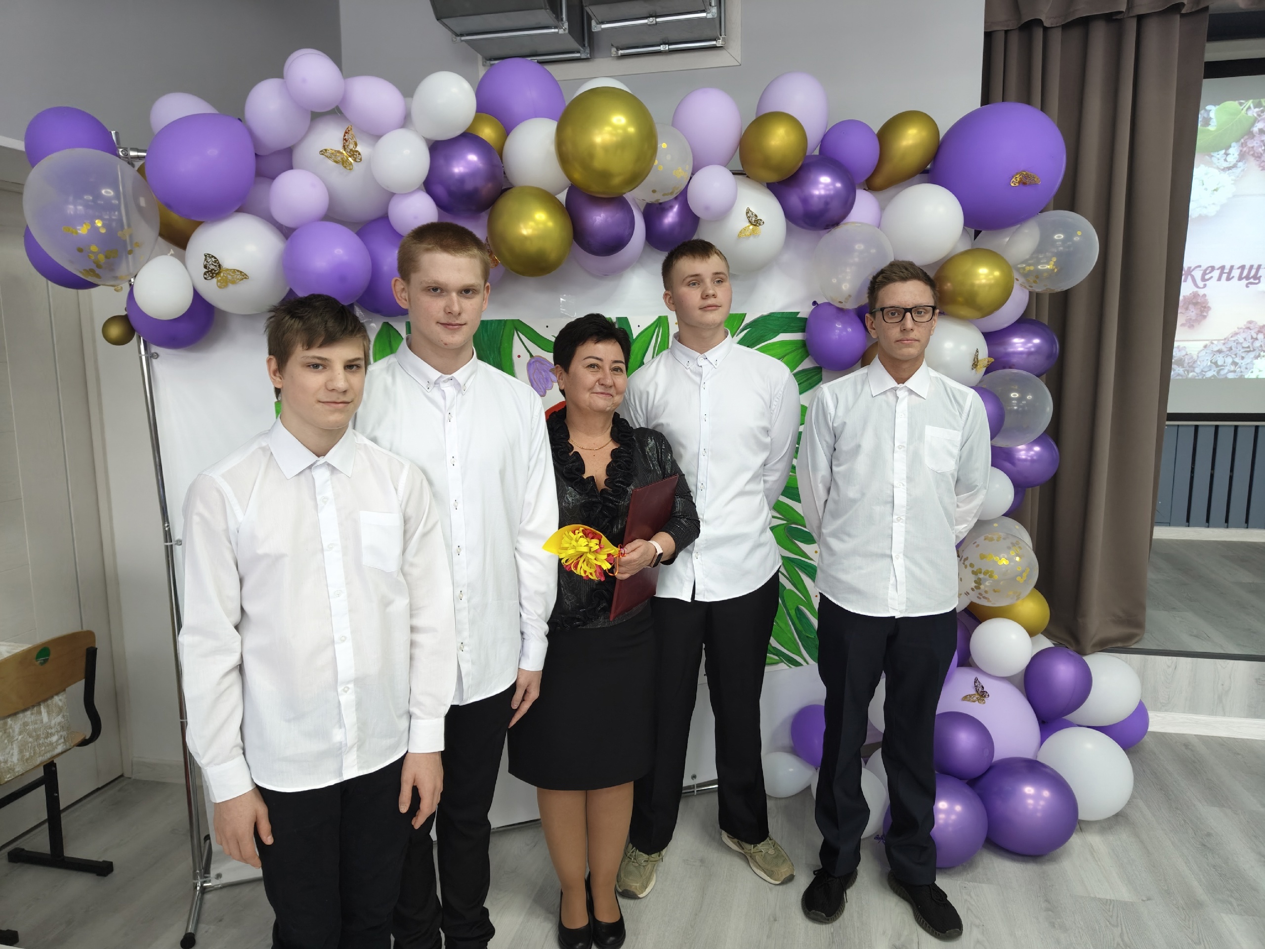 Дарите женщинам цветы.