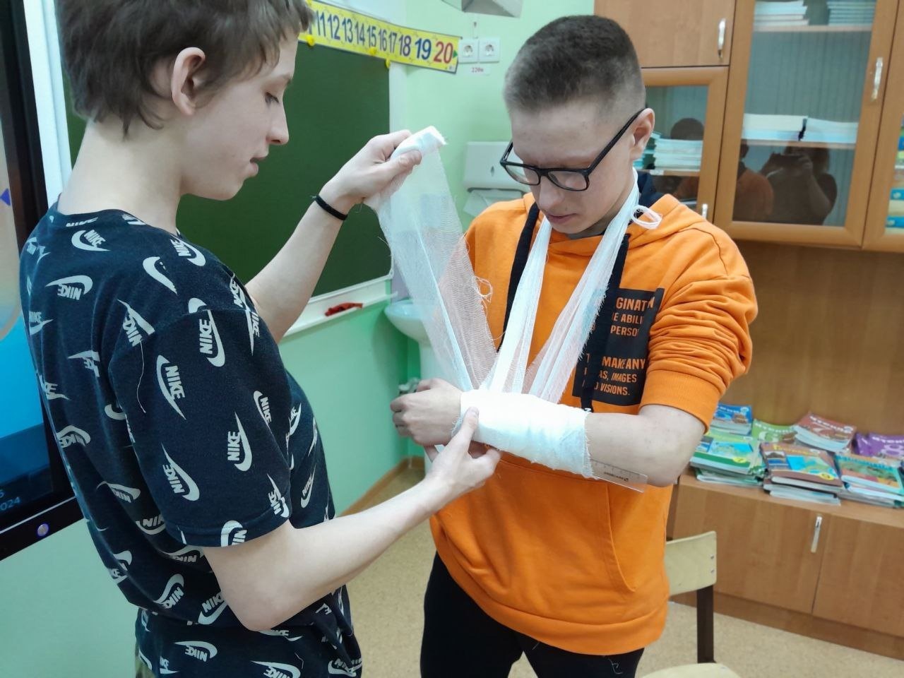 &amp;quot;Оказание первой помощи при кровотечениях и переломах.&amp;quot;.